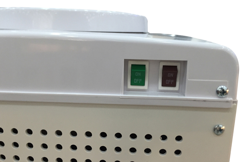 Sử dụng cây nước nóng lạnh, bạn cần bật công tắc làm nóng, lạnh nước ở phía sau thiết bị